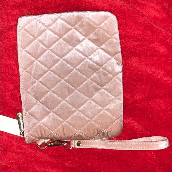Charming Charlie Handbags - 🎉🎉🎉🎉 4/20‼️ Velvet Crushed Quilted Wristlet